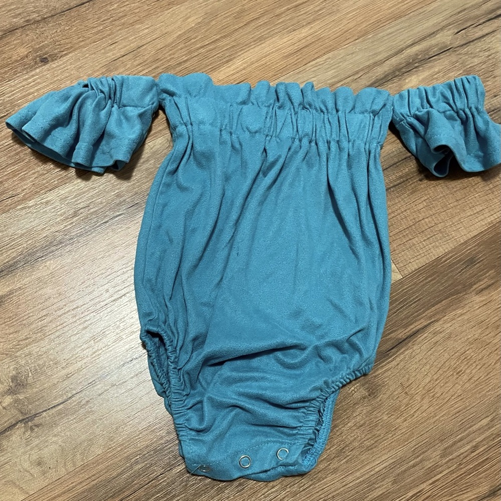 Bailey’s Blossoms Karli cold shoulder onesie 12-18m